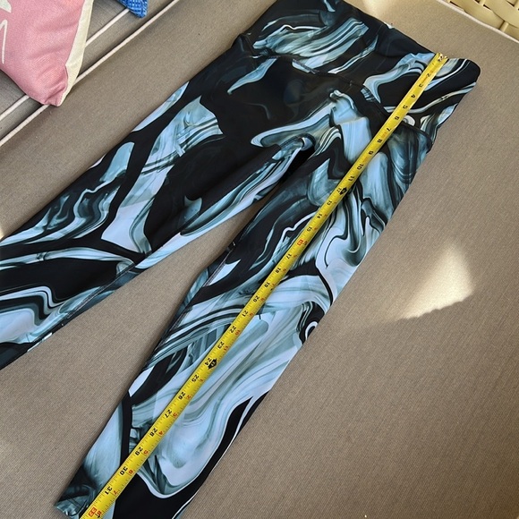 Spanx print leggings size Medium - Picture 3 of 10